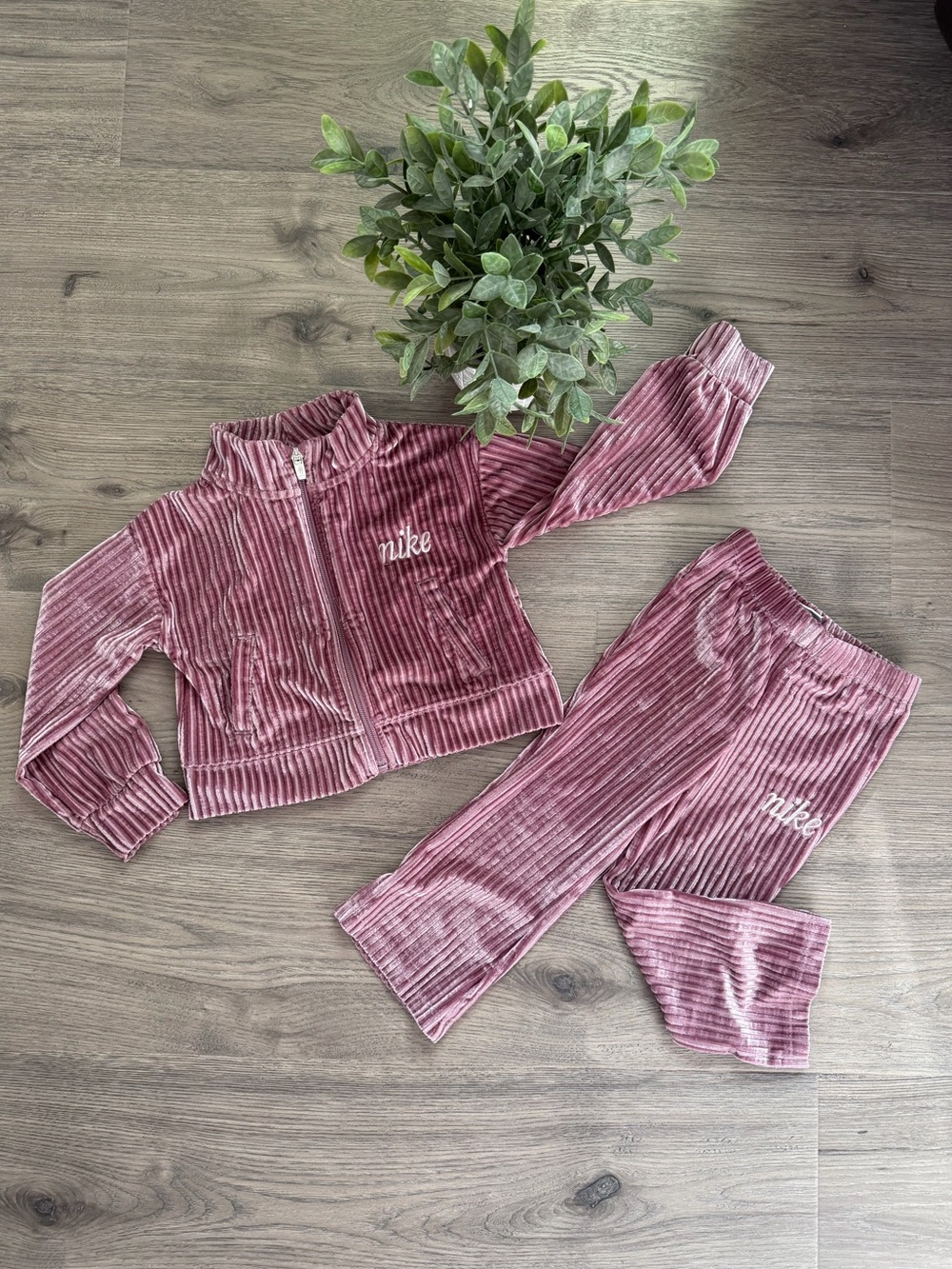 Nike Kids Velvet Ribbed 2-Piece Pajama Set in Dusty Rose